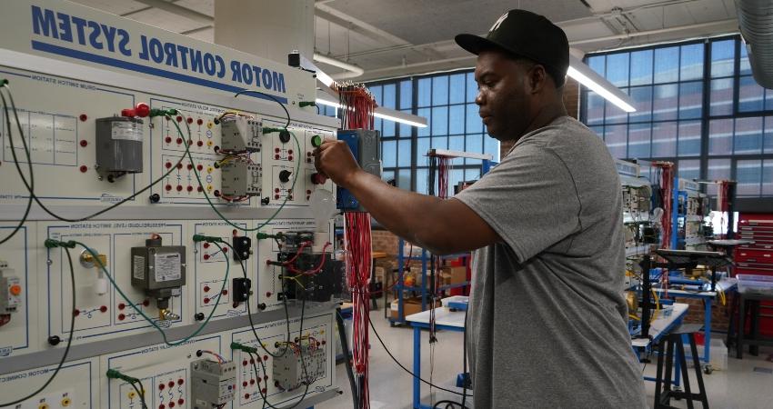 一个非裔美国人，他在操作一个运动控制系统